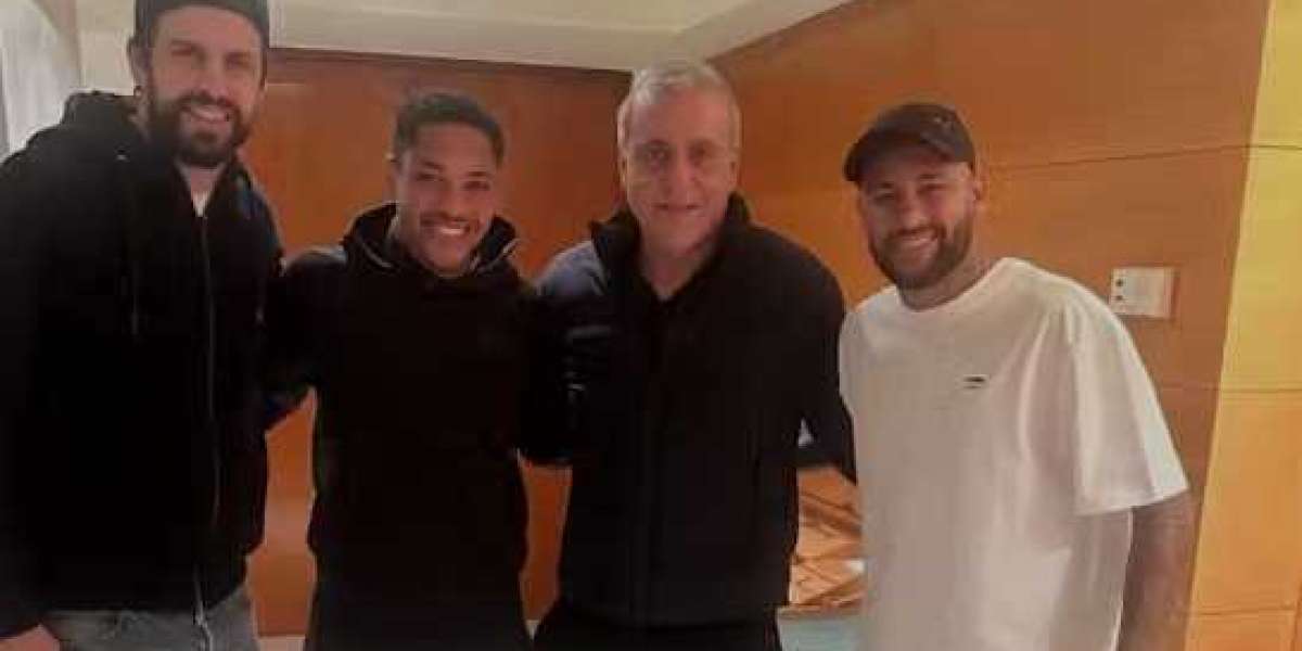 Neymar și Pique se întâlnesc cu atacantul Barcelonei pentru discuții